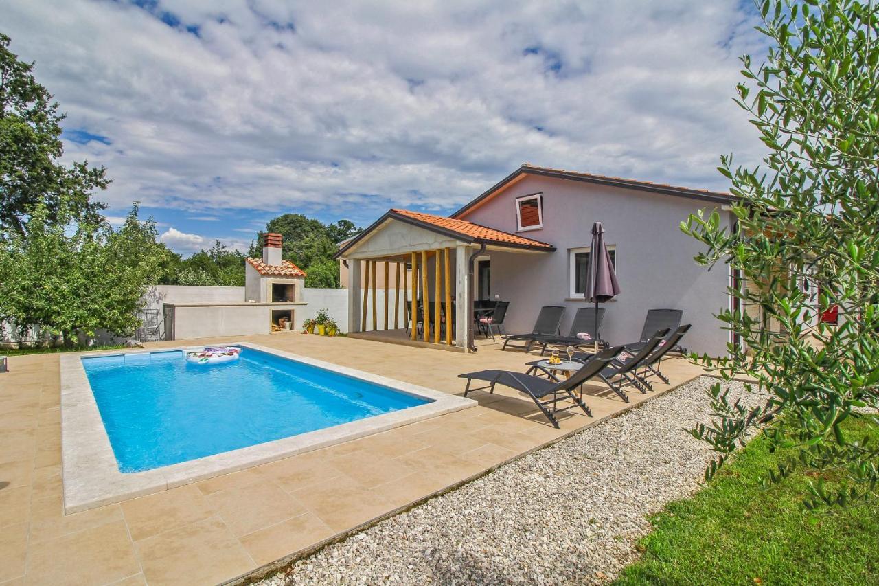 Villa Natascha In Pamici - Haus Fuer 6 Personen à Žminj Extérieur photo