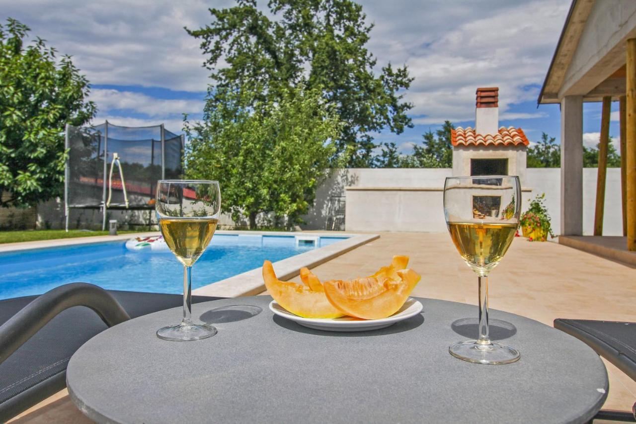 Villa Natascha In Pamici - Haus Fuer 6 Personen à Žminj Extérieur photo