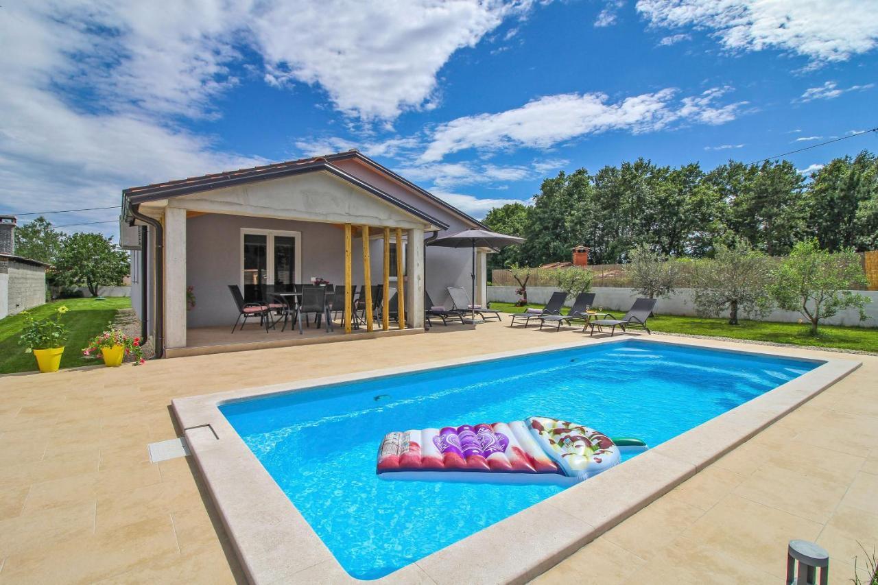 Villa Natascha In Pamici - Haus Fuer 6 Personen à Žminj Extérieur photo