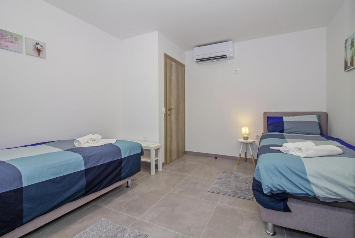Villa Natascha In Pamici - Haus Fuer 6 Personen à Žminj Extérieur photo