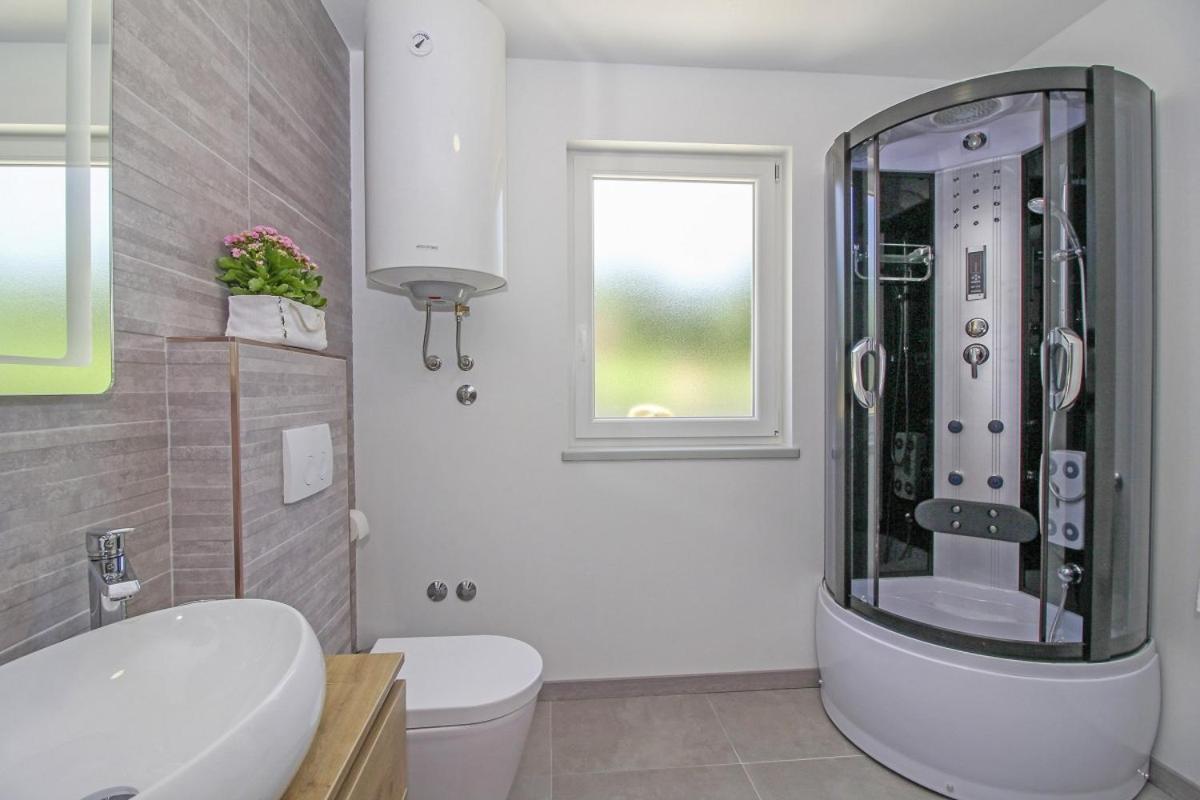 Villa Natascha In Pamici - Haus Fuer 6 Personen à Žminj Extérieur photo