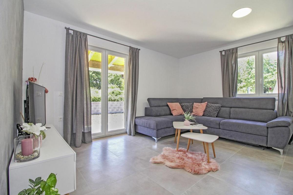 Villa Natascha In Pamici - Haus Fuer 6 Personen à Žminj Extérieur photo