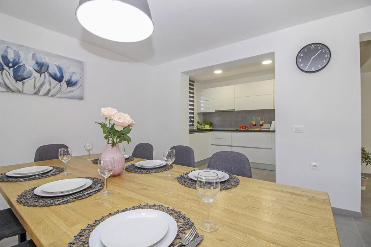 Villa Natascha In Pamici - Haus Fuer 6 Personen à Žminj Extérieur photo