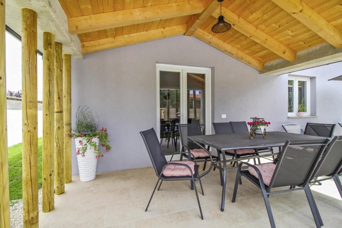 Villa Natascha In Pamici - Haus Fuer 6 Personen à Žminj Extérieur photo