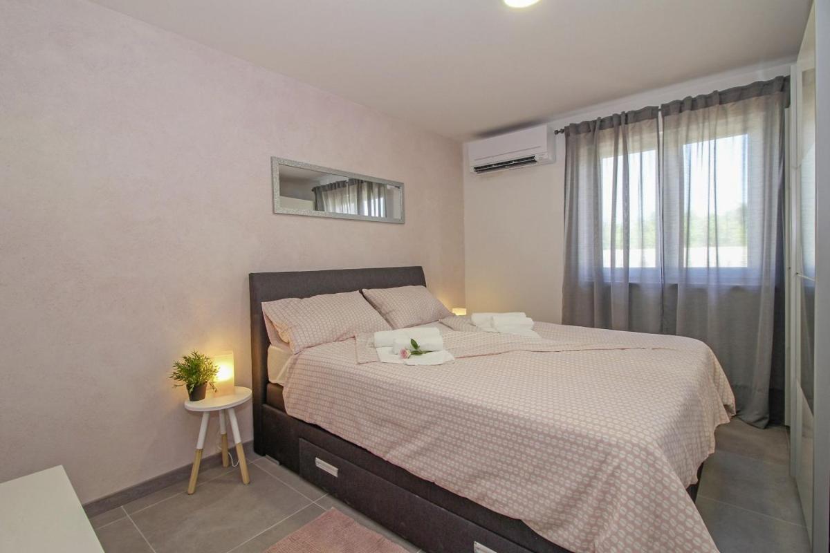 Villa Natascha In Pamici - Haus Fuer 6 Personen à Žminj Extérieur photo