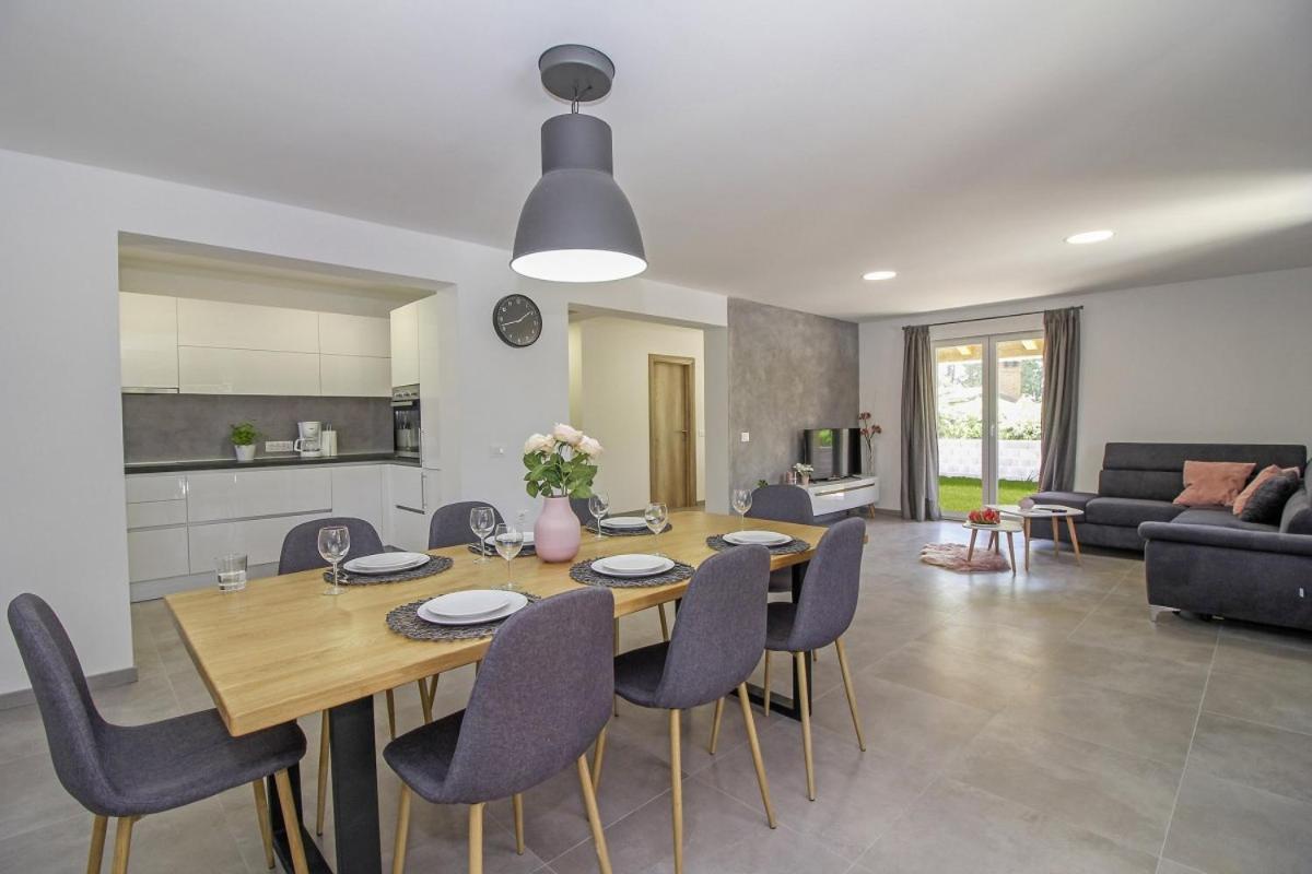 Villa Natascha In Pamici - Haus Fuer 6 Personen à Žminj Extérieur photo