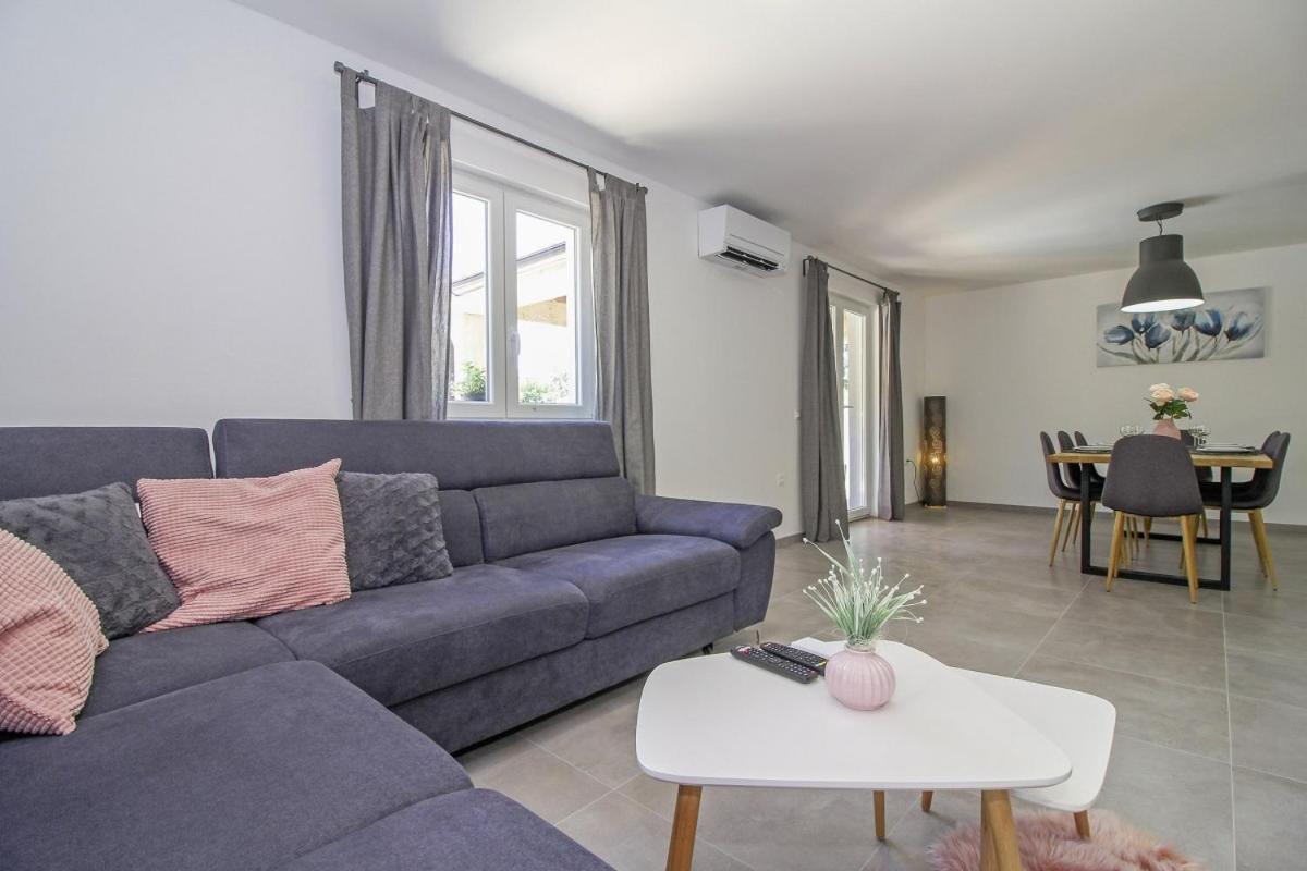Villa Natascha In Pamici - Haus Fuer 6 Personen à Žminj Extérieur photo